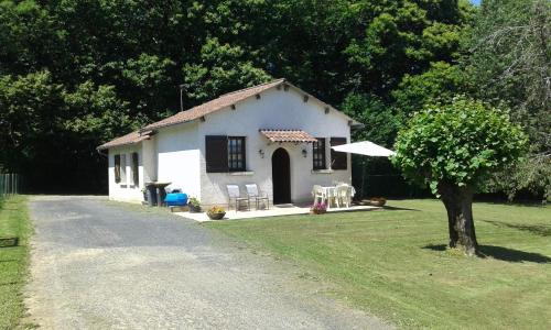 Holiday home le Gauliat : Guest accommodation near Saint-Germain-les-Vergnes