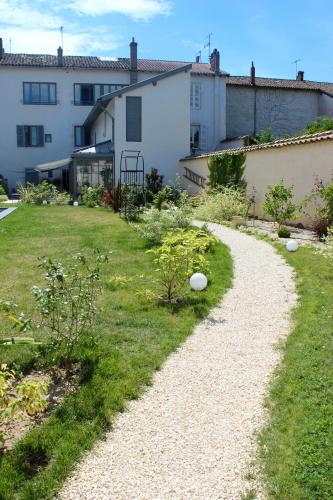 De la Chambre au Jardin : Guest accommodation near Montceaux