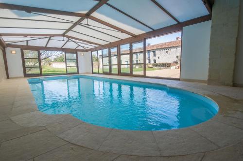 Bed & Breakfast Les Orchidées Avec Piscine & Spa : Bed and Breakfast near Thouars