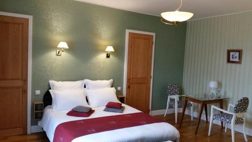 Clos des Moulins : Bed and Breakfast near Iteuil