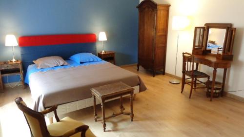 Au clos des colombages : Bed and Breakfast near Livry-Louvercy