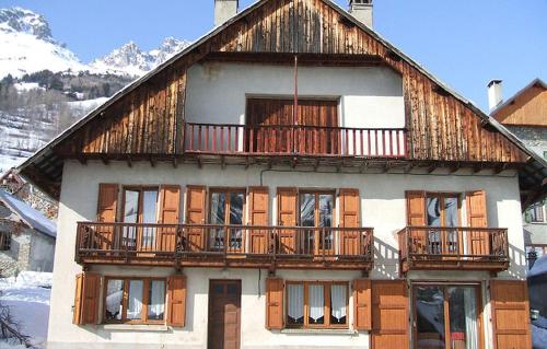 Odalys Chalet de Louise : Guest accommodation near Theys