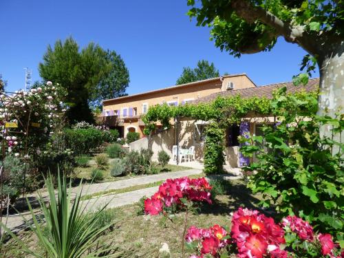 Hotel & Appart Court'inn Suites : Guest accommodation near Barbentane