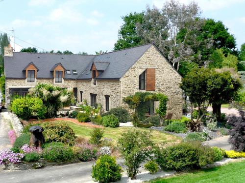 Hortensias : Bed and Breakfast near Saint-Malo-des-Trois-Fontaines