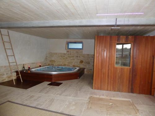 Gite Stone & Spa : Guest accommodation near Lozanne