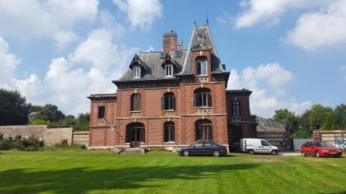 Chateau Gruchet Le Valasse : Guest accommodation near Les Trois-Pierres