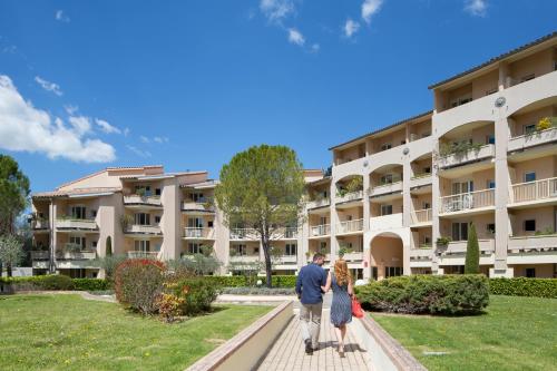 Résidence les Grands Pins : Guest accommodation near Vinon-sur-Verdon
