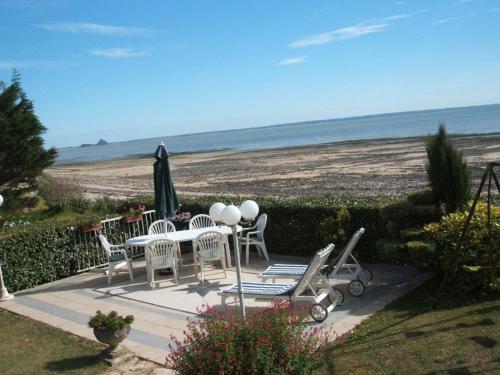 Villa La Brise - Gîte : Guest accommodation near La Rochelle-Normande
