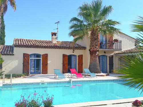 Holiday home Fourques : Guest accommodation near Le Muy