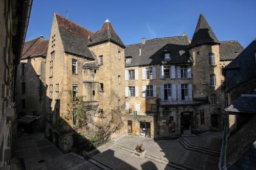 In Sarlat Luxury Rentals, Medieval Center : Apartment near Sainte-Nathalène