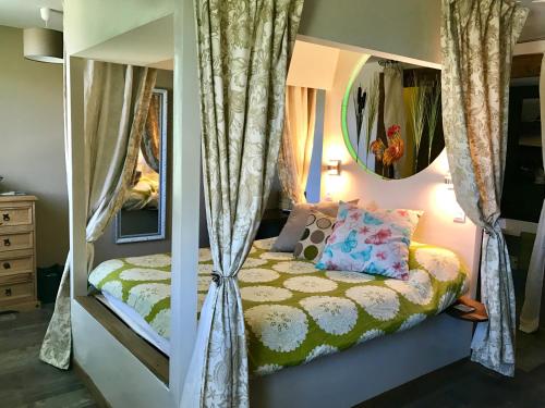 Chambre de l'Ourse : Bed and Breakfast near Loures-Barousse