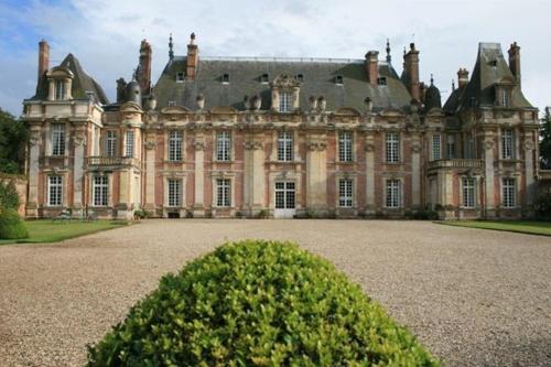 Château de Miromesnil : Bed and Breakfast near Saint-Crespin