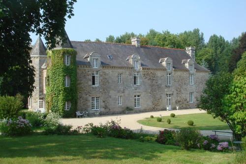 Abbaye de tregouet : Bed and Breakfast near Plélan-le-Petit