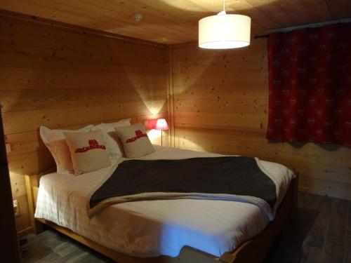 Chalet Sous le Jora - Chambres d'hôtes : Bed and Breakfast near Marignier