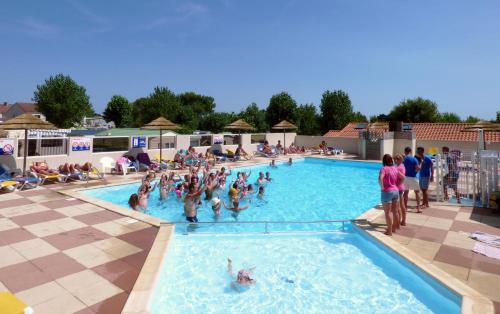 Camping Le Brandais : Guest accommodation near Martinet