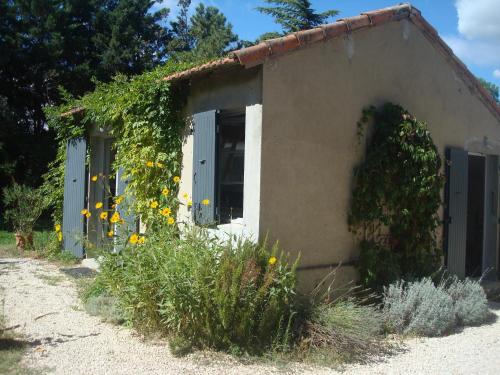 Petite maison et jardin en Provence : Guest accommodation near Charleval