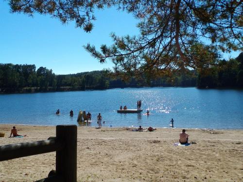 Camping du Lac : Guest accommodation near Le Jardin
