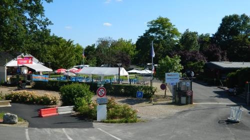 Camping Les Peupliers : Guest accommodation near Vernou-sur-Brenne