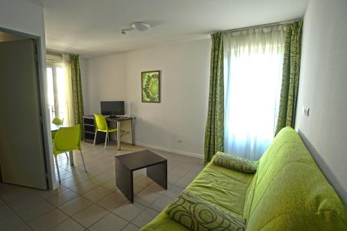 Appart'Hôtel Avignon Campus Del Sol : Guest accommodation near Châteauneuf-de-Gadagne