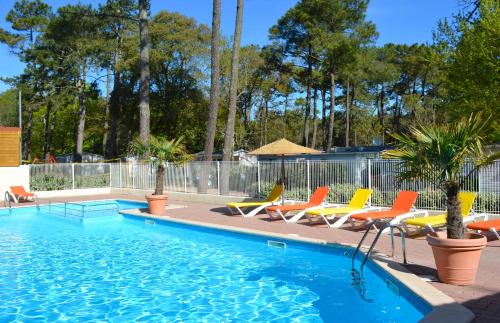 Camping Le Clos Des Pins : Guest accommodation near Angles