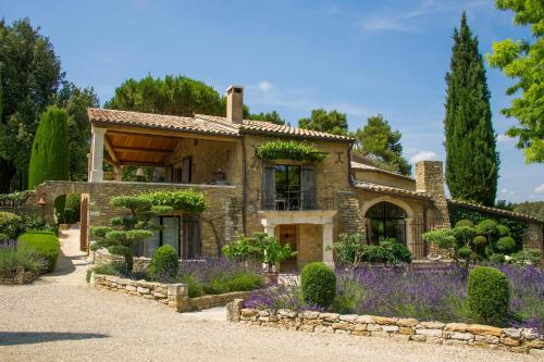 Domaine Les Roullets : Bed and Breakfast near Ménerbes