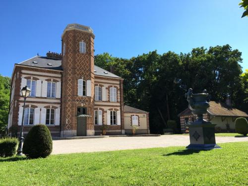 Château de Montabert : Bed and Breakfast near Chappes