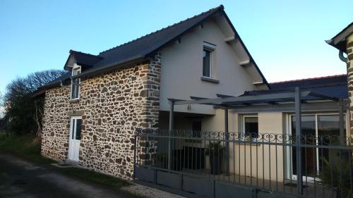 La maison du Chêne 1 : Guest accommodation near Tressé