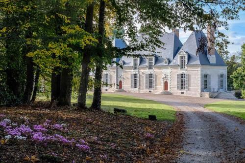 Chateau des Grotteaux : Bed and Breakfast near Saint-Claude-de-Diray
