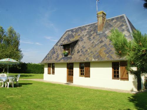 Maison De Vacances - Morainville-Jouveaux : Guest accommodation near Le Favril
