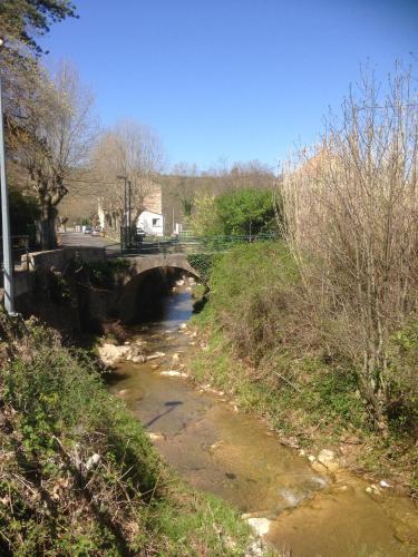 Le Pont Vert Chambres d'hôtes : Bed and Breakfast near Saint-Jean-de-Paracol