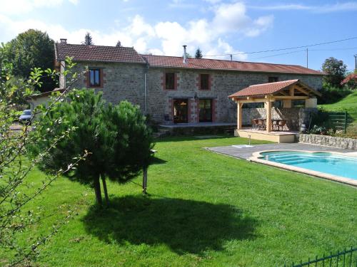 Vue Pierres Et Piscine En Auvergne : Guest accommodation near Chabreloche