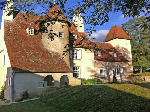 Un Château En Bordure De Rivière : Guest accommodation near Neuvy-le-Barrois