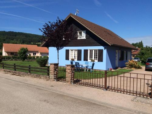 Chalet Bleu : Guest accommodation near Laveline-du-Houx