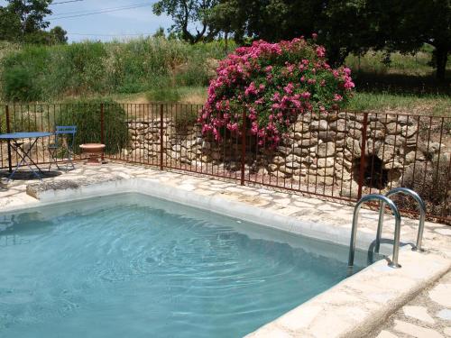 jardin d'antan : Bed and Breakfast near Cabrières-d'Aigues