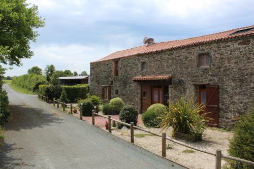 Le Logis De La Mésanchère : Guest accommodation near Coëx