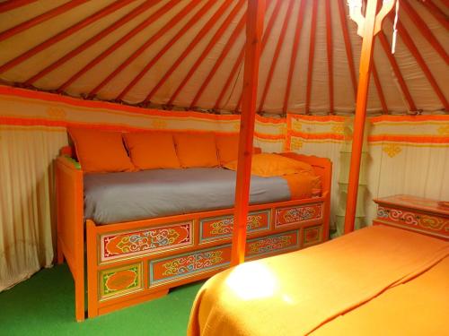 Yourte mongole : Guest accommodation near Domeyrot